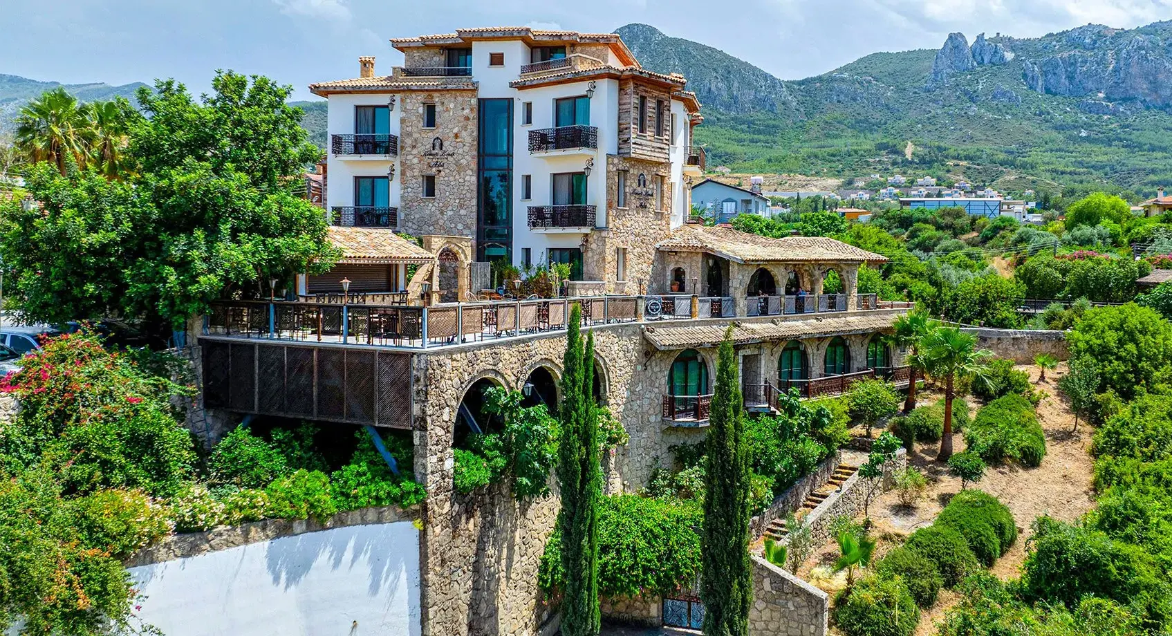 Luxury private taxi arriving near Kemerli Konak Boutique Hotel in Zeytinlik, North Cyprus